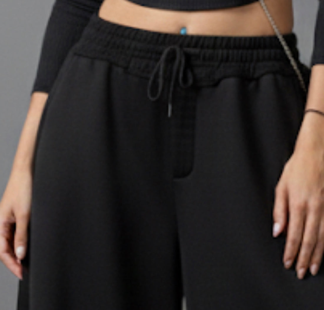 Wide sweat pants with raffle - Boutique Noor 